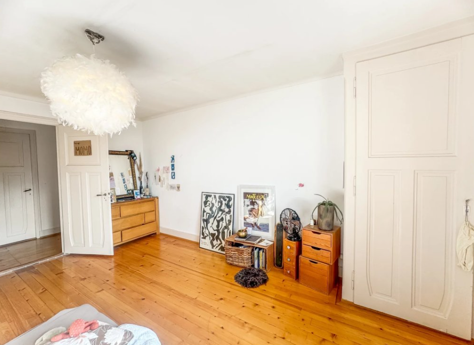 Chambre avec parquet ancien et belle hauteur sous plafond