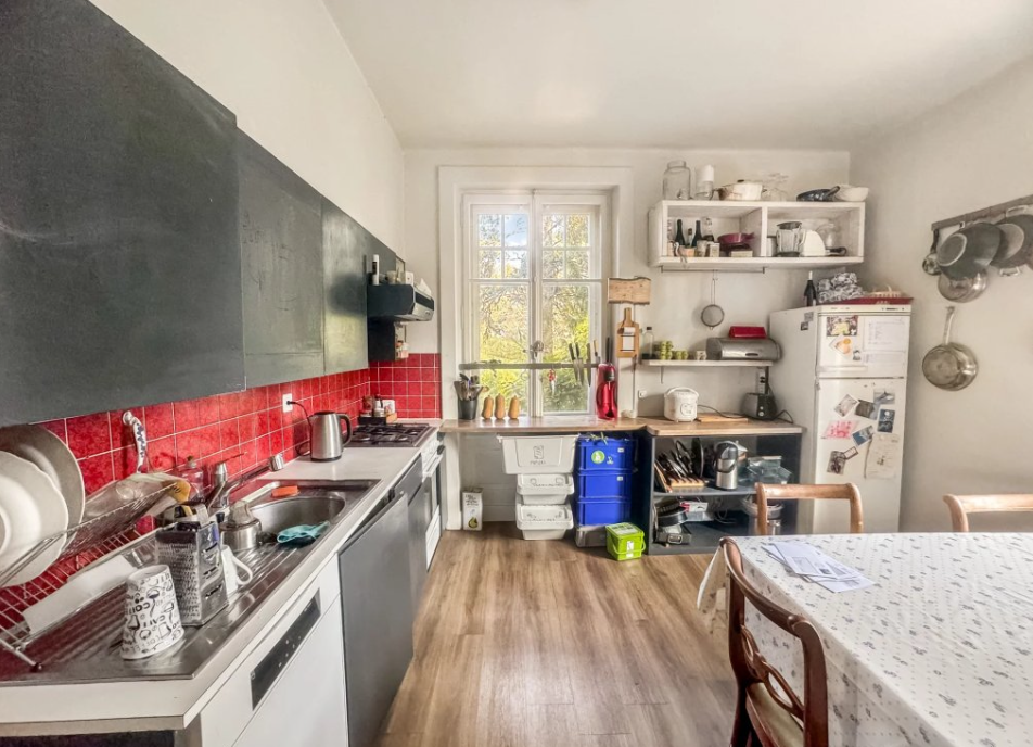 Cuisine existante avec fenêtre sur le jardin